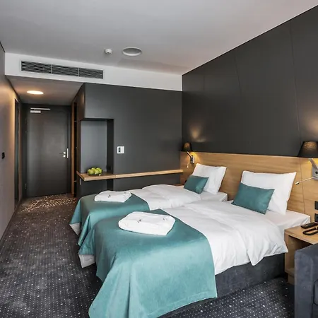 Regatta Restauracja מלון 4*